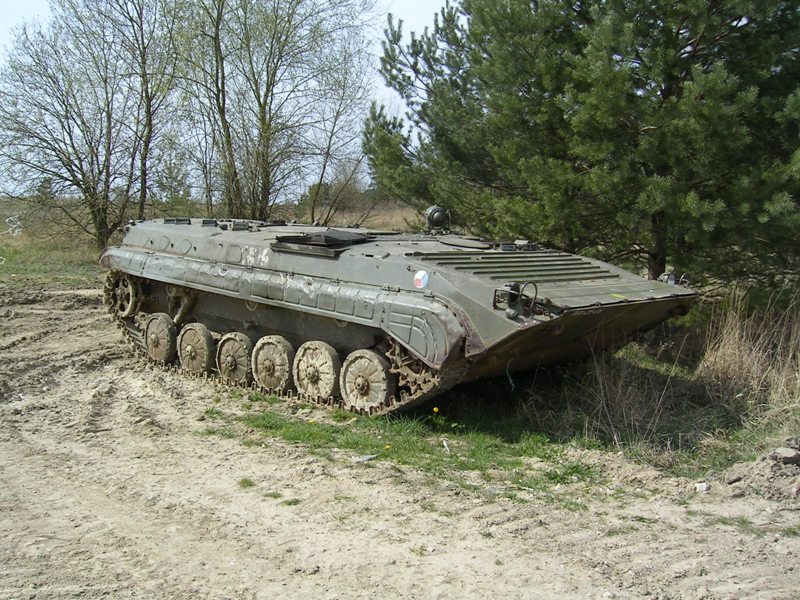 Volně postávající bojové vozidlo na tankodromu.jpg