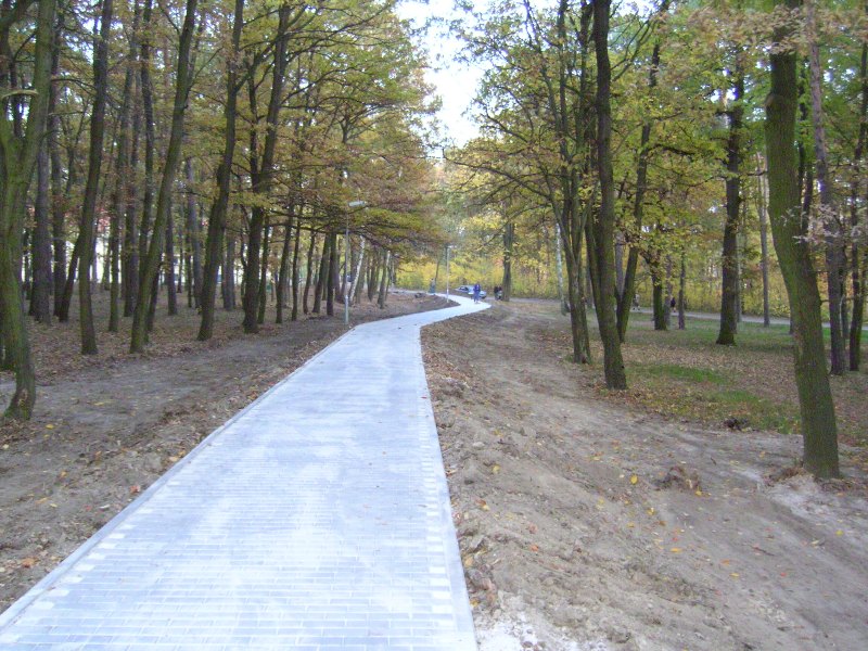 Nový chodník v parku v ulici Komenského směr Rakouský tábor.